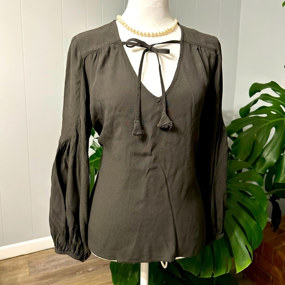 🛍️ Grade Gather balloon sleeve top excellent condition.